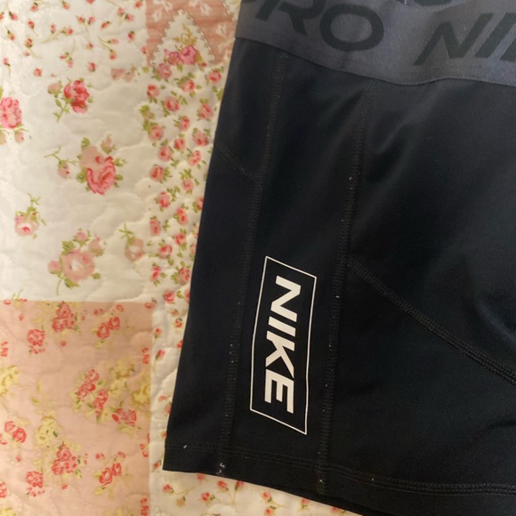 Nike Pro - Picture 2 of 3
